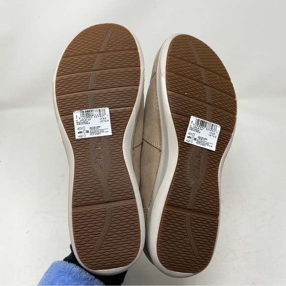 CLARKS Appley Zip Loafer in Sand Nubuck - Picture 7 of 8